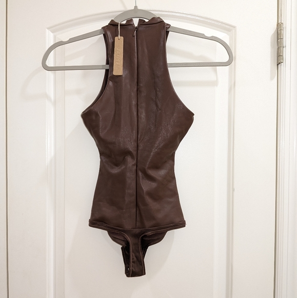 NWT SKIMS FAUX LEATHER HIGH NECK BODYSUIT IN COCOA SIZE XXS - Picture 3 of 4